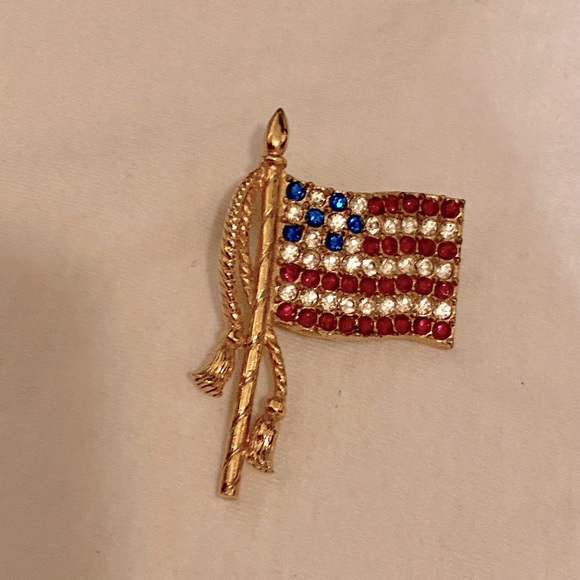 🍀Vintage Gold Tone American Flag Brooch with Red, White & Blue Rhinestones. - Picture 5 of 6